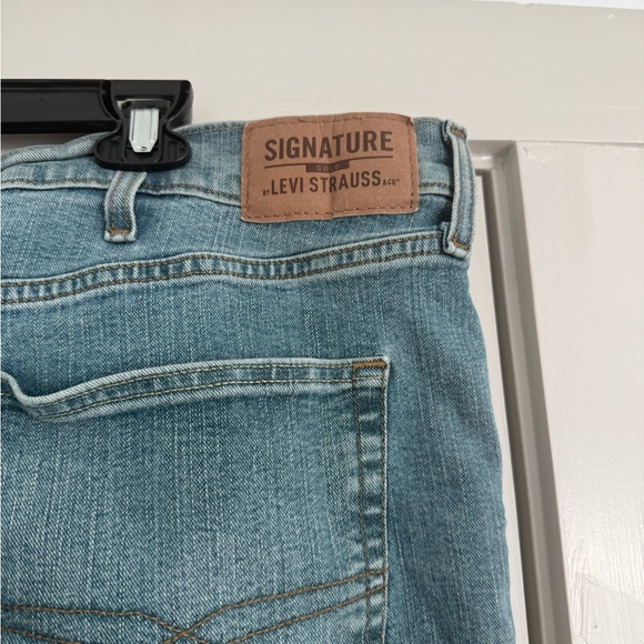 Bundle of 2 Jeans, Wrangler Men's Relaxed Fit Jeans in Dark and Light Blue - Picture 11 of 13